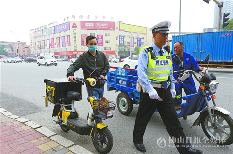 闯红灯逆行的外卖电动车被交警拦下处罚。/禅城公安供图