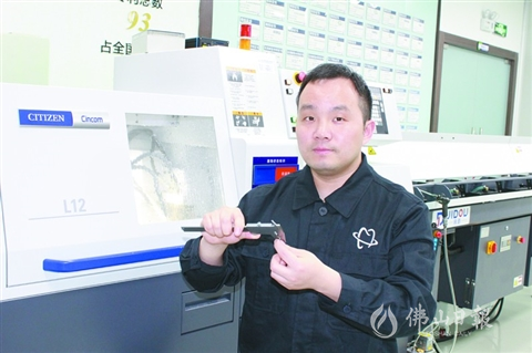 　　张潇 　　出生年月：1986年6月 　　职务：佛山市安齿生物科技有限公司 　　副总工程师 　　工匠感言： 　　找准目标，热爱并坚持不懈。产品只有0和1的区别。坚持追求完美的细节带来的质变，就是对不懈追求的最高褒奖。