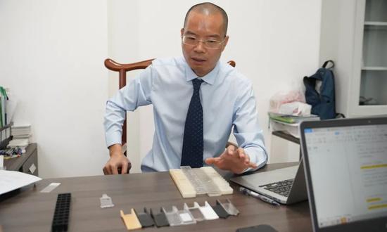 谭瑞政展示研发失败的各种材质的载玻片模具