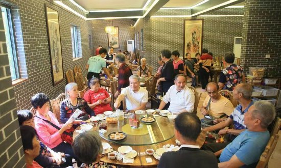 市民在侨城人家李小龙乐园店饮茶