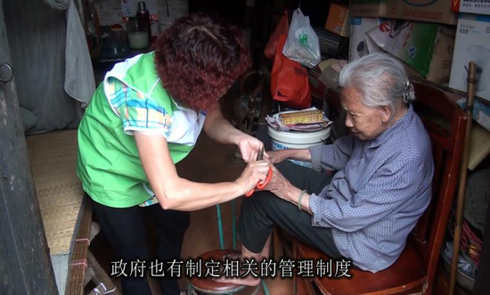 老人眼睛不好,帮忙修剪指甲