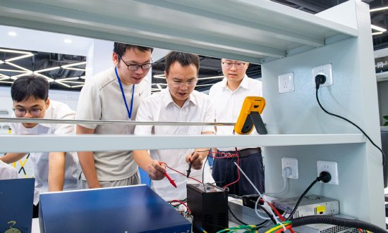 2024年7月，澳门大学研究生在横琴数字零碳岛共享实验室开展直流断路器开断技术研究。