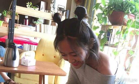 但是他的妈妈把这两张照片又发到了朋友圈,还附言:我儿子女朋友漂不漂亮。