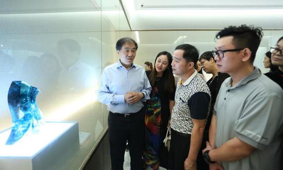清华大学美术学院王建中教授在艺术展现场交流