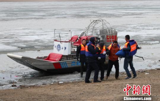　　28日，黑龙江省一江心岛内的居民突发疾病，海事人员开展冰水两栖应急救援将病者送到市区就医。　李会 摄