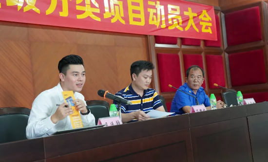 厚街镇公用事业服务中心负责人陈凝枝(中)、厚街镇公用事业服务中心副主任方茂标(右)、派生集团公共事务中心吴远锋(左)