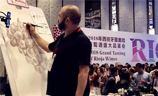 用葡萄酒汁作画的人