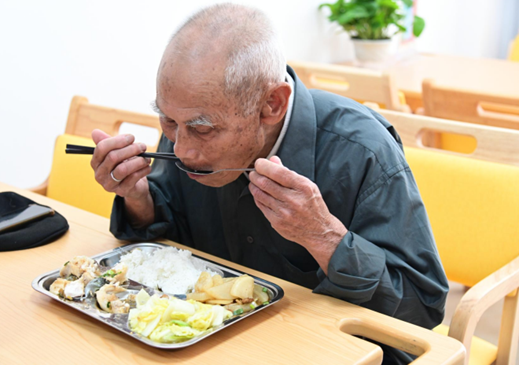 镇区老人在综合养老服务中心用餐