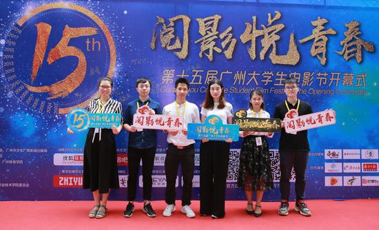 大学生代表及大影节粉丝合影