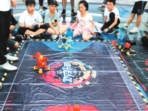 开营仪式上,孩子们现场操控体验“速斗无人机”。