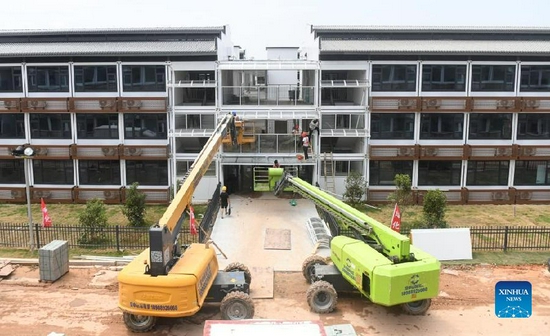 位于广州市白云区钟落潭马沥居地块的广州市国际健康驿站(9月17日摄,无人机照片)。新华社记者 卢汉欣 摄