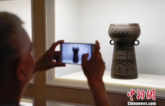中国工艺美术大师李人帡作品《高鼓花樽》曾获联合国教科文组织授予的“世界杰出手工艺品徽章”认证 杜洋 摄