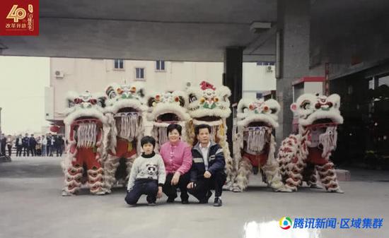 1993年加油站开业,叶小红与家人合影。(受访者供图)