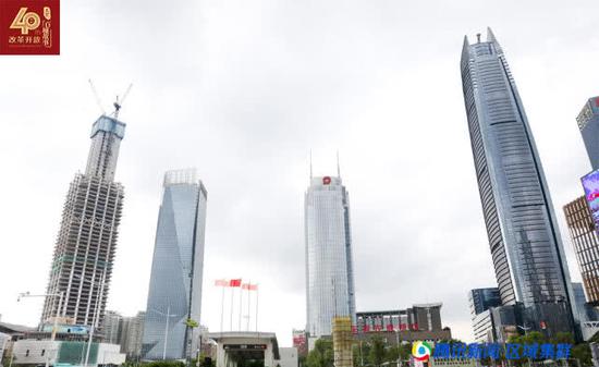 右为目前东莞最高的建筑台商大厦,是由台商自发集资兴建的东莞地标性建筑。左边正在建造的大楼是由莞商集资,将超过台商大厦成为东莞最高建筑。(摄影:刘东广)