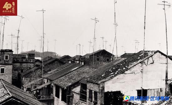 1983年,东莞乡村的收看香港电视的“鱼骨天线”,看上去比城里的还要壮观。(摄影:安哥/FOTOE)
