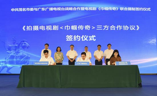 签署《拍摄电视剧巾帼传奇三方合作协议》,许志晖、曾少华等领导见证签约。甘杨松 摄