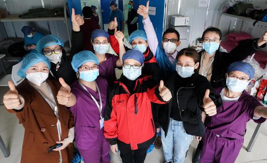 上图：金域医学支援雷神山医院检验科的10名技术骨干。