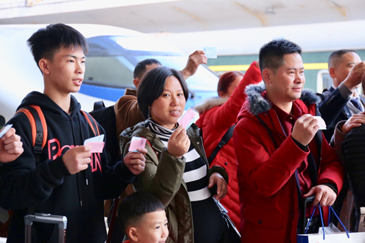 （乘客手拿幸福列车“脱贫扶智”四川专列车票，今日踏上回家旅途）