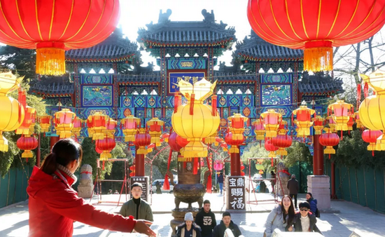 2017年1月14日,北京怀柔红螺寺景区悬挂的红灯笼和宫灯吸引了游人的目光。新华社发(卜向东摄)