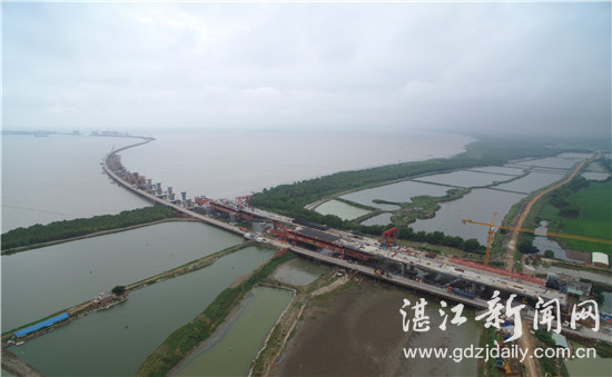 正在施工中的东雷高速公路通明海特大桥。