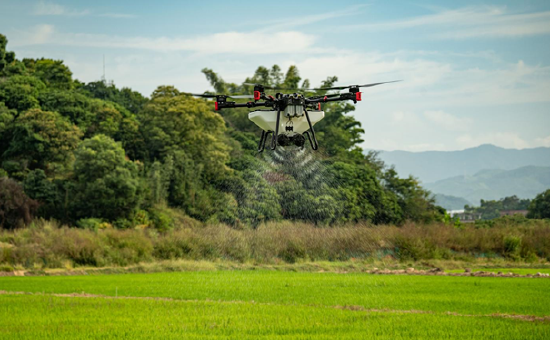 极飞 P100 Pro 农业无人飞机撒肥下料量可达 150 公斤/分钟