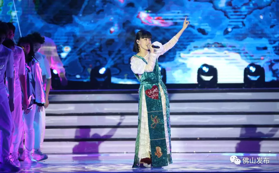 歌手黄龄带来献曲晚会