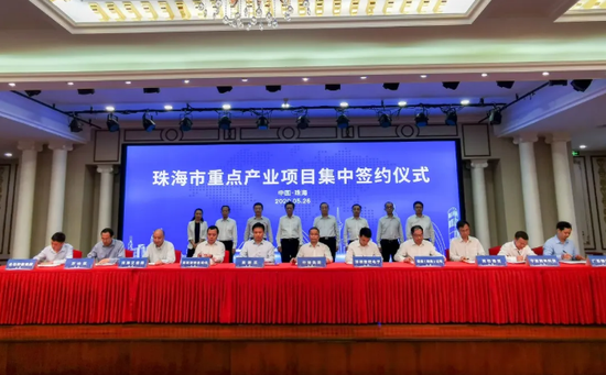 中创集团总裁郑贵辉现场签约(左六)