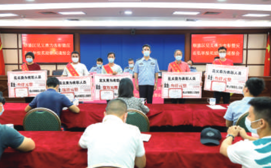 昨日,顺德区公安局对5名见义勇为先进个人进行表彰奖励