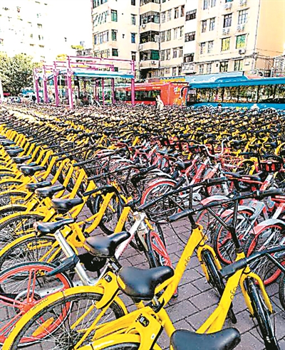 目前大量自行车占用道路、广场等公共空间。