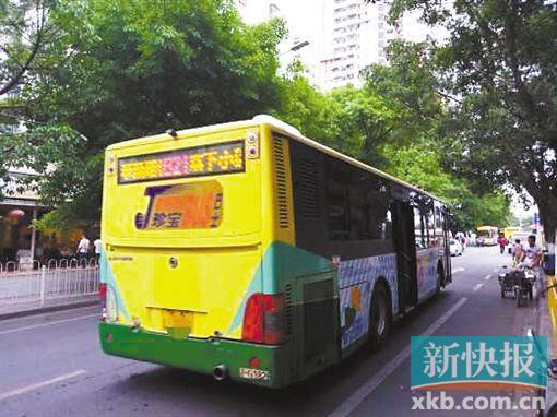 B21路公交是从革新路到棠下小区,图为女事主下车地点。 新快报记者　何生廷/摄