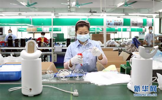 2月27日，广东新宝电器股份有限公司工人在车间生产线上作业。 新华社记者 黄国保 摄