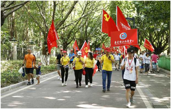 东莞各商协会黄旗山徒步队伍图片