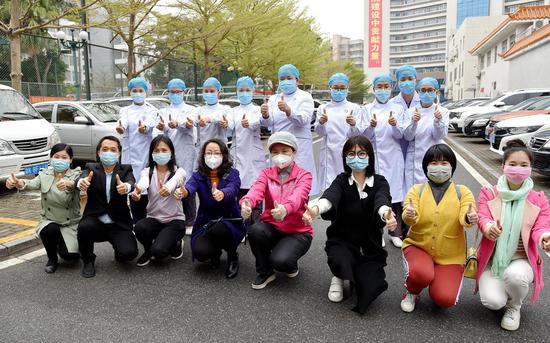 志愿者和医护人员合影。陈国汉 摄