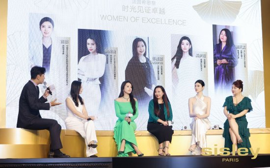 从左往右依次为:中国非公立医疗机构协会皮肤专业委员会秘书长吉喆,知名创投人、青年慈善家余晚晚,法国希思黎中国区董事总经理彭嘉颖小姐,法国希思黎亚太区总裁Nicolas Chesnier先生,法国希思黎致臻护肤代言人奚梦瑶,壹心娱乐创始人、PLUSMALL品牌主理人杨天真