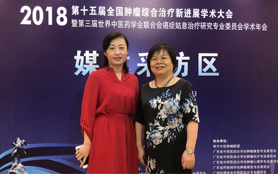 片仔癀企业代表与林丽珠主任共同接受采访
