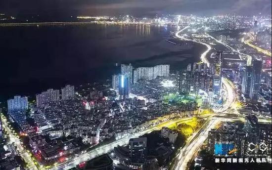 高空航拍深圳雨夜。新华网发（梁必成 摄）