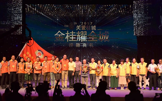 南海区委宣传部常务副部长陈志刚(左十)与南海区政法委副书记、社工委常务副主任李炬昆(左十一)为第一批提名奖获奖人颁奖。