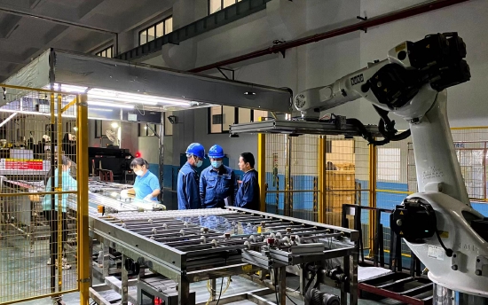 南方电网广东东莞西区供电局工作人员走进企业生产车间，了解企业生产用能需求