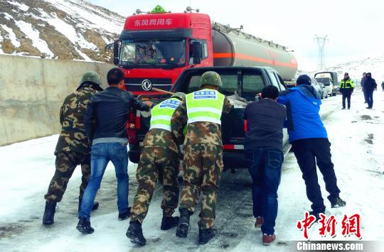 武警某部交通三支队驻左贡县中队官兵与现场人员一起疏通车辆 路凯 摄