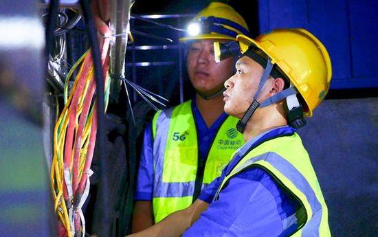 移动网络建设人员在狮子洋隧道内开展5G建设。