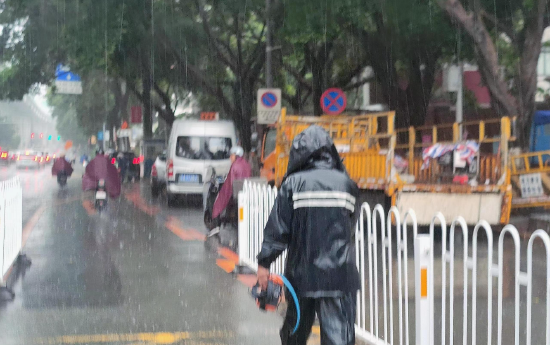 为保障地铁十四号线乐嘉站迁改工程的顺利推进,电力人员及时分析雨情、水情等因素,在符合安规的情况下,开展电缆坑鉴别电缆工作。
