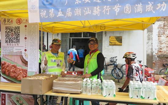 潮汕骑行节·潮州签到点·潮州市自行车运动协会合影（图：潮汕骑行节组委会 提供）