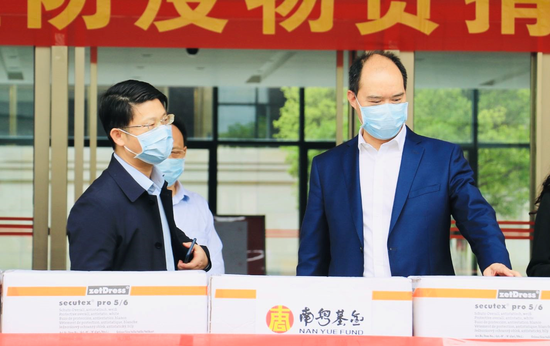 增城区委常委、常务副区长陈小华（左）在南粤基金总裁曾金贤（右）陪同下视察捐赠防疫物资。