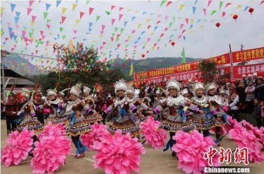资料图，柳州融水苗族姑娘跳芦笙舞，少数民族风情浓郁。　龙林智 摄