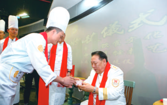 昨日,罗福南在顺德职业技术学院成立罗家班举行收徒仪式,徒弟们向罗福南献茶拜师。