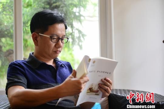 潮汕学者李宏新撰修43万字《潮汕华侨史》述海外潮人史迹。 黄松书 摄