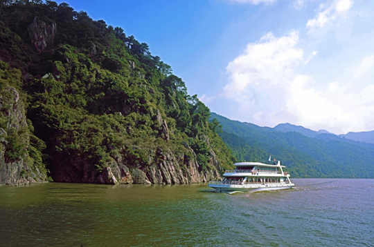游客乘船游览浈阳峡秀丽风景