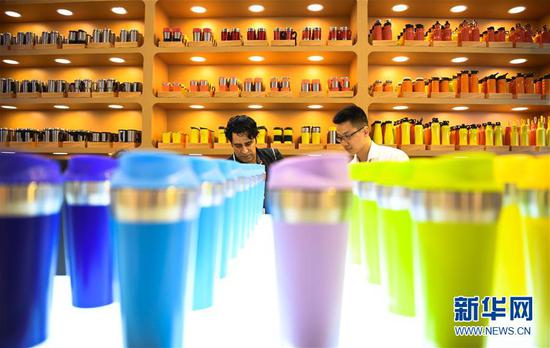 外国采购商观看水杯产品。新华社记者 邓华 摄
