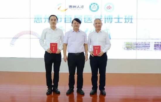 暨南大学医学部主任罗良平（中）为博士生导师李雪松（左）、肖纯（右）颁发聘书