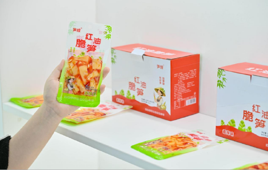 红油脆笋、泡椒脆笋……在英德市华笋食品有限公司,各种开袋即食脆笋琳琅满目
